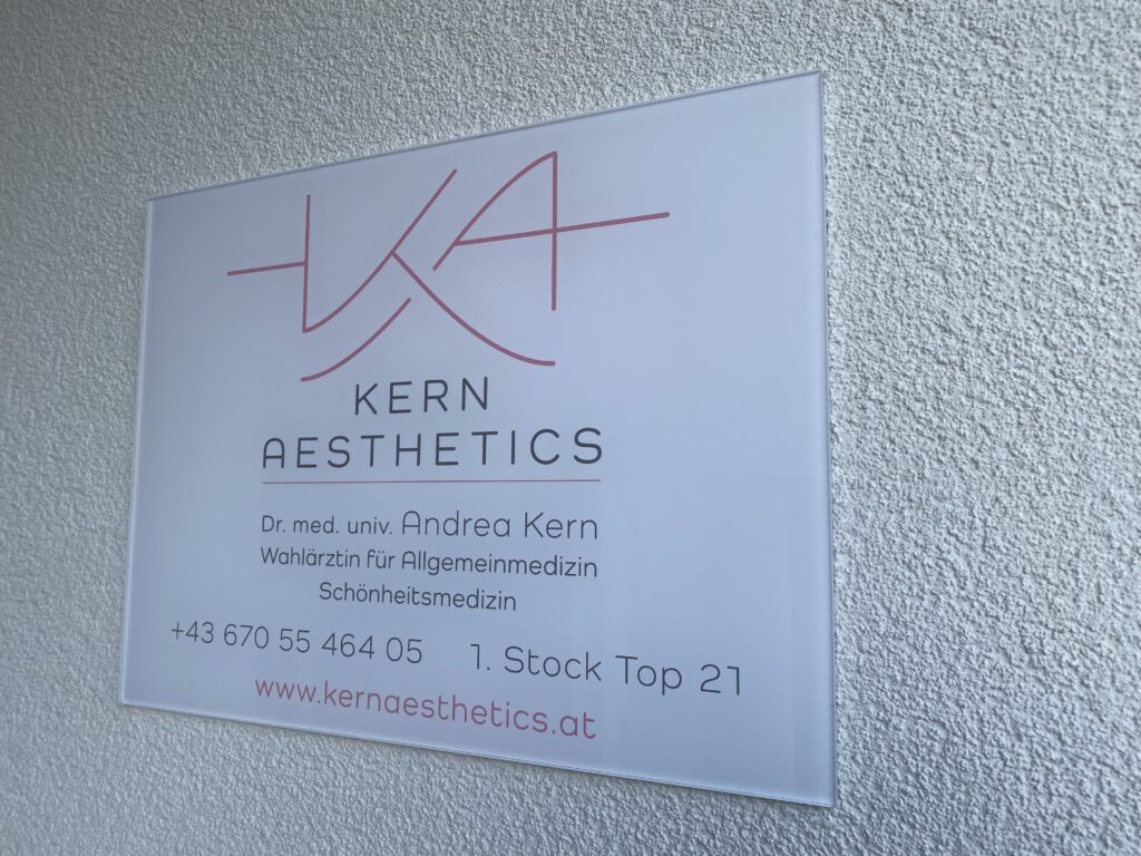 Geschäftsschild der Ordination Kern Aesthetics