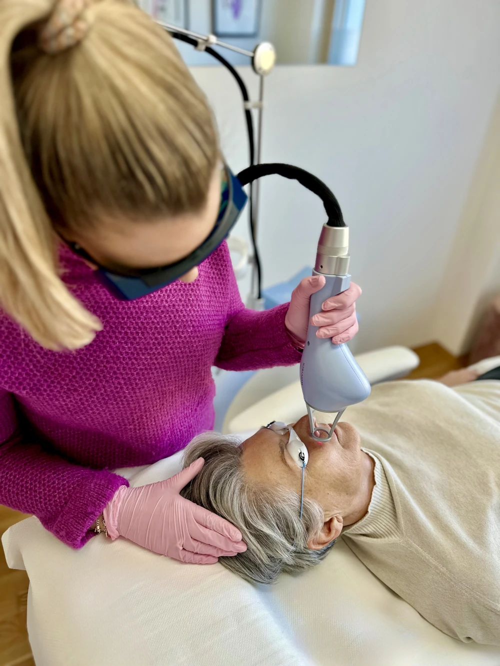 Dr. Kern behandelt eine Kundin mit dem LAVIEEN BB - Laser